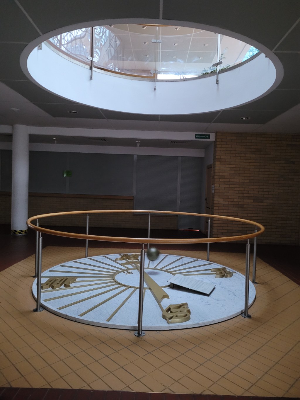 Pod wahadłem Foucaulta