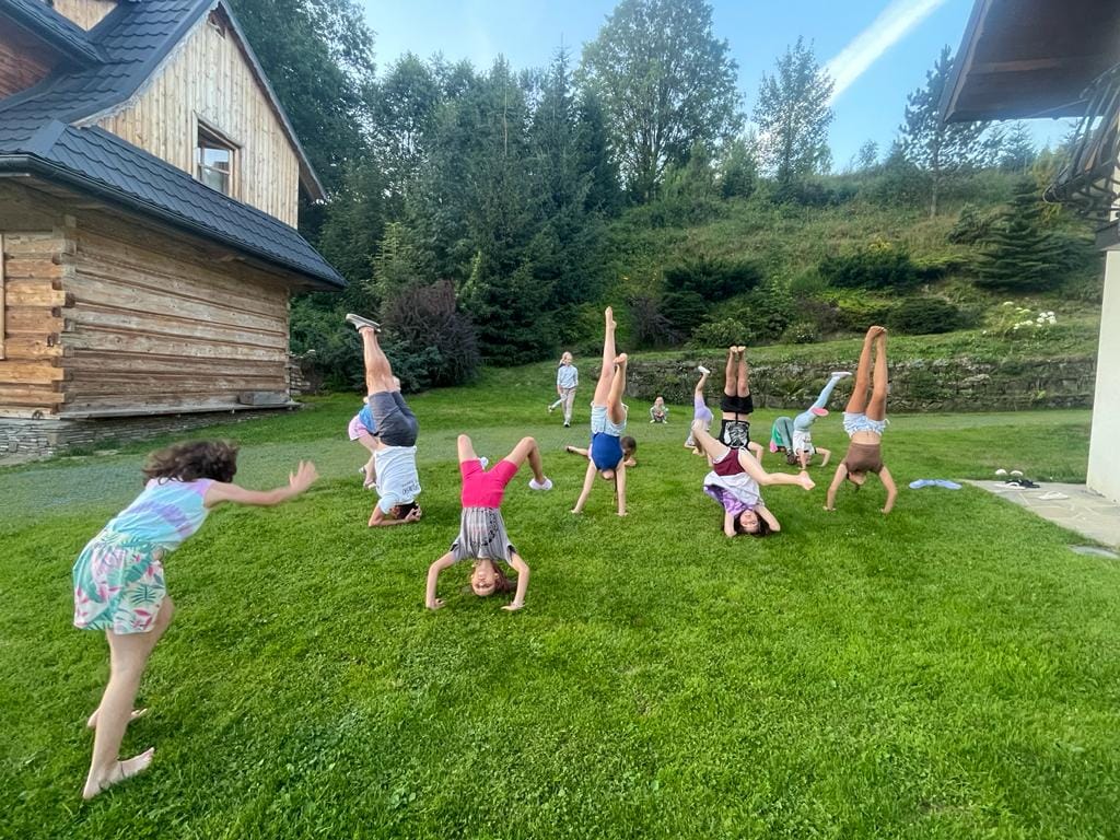 Dlaczego Stasikówka to od lat  ogólnopolska kuźnia talentów brydżowych? – refleksje blotkikier z pobytu na obozie młodzieżowym w dniach 10.08-20.08.23 – część&nbsp;II